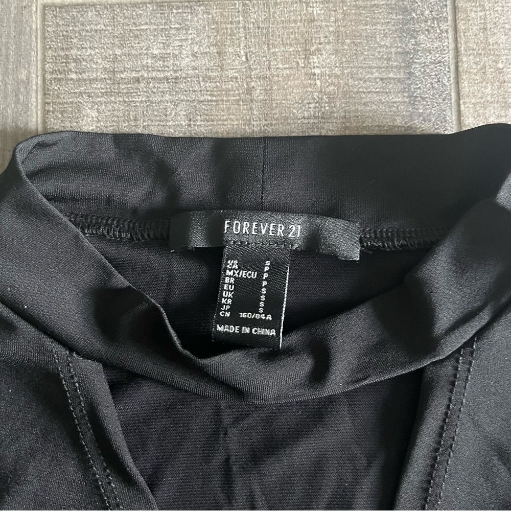 Small Black Forever 21 Crop Top - Picture 2 of 3